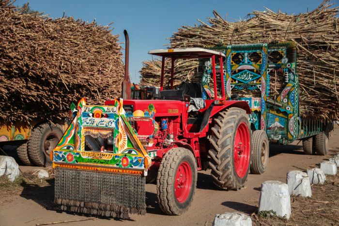 Comparing Purana Tractor vs New Tractor: 10 Differences to Know